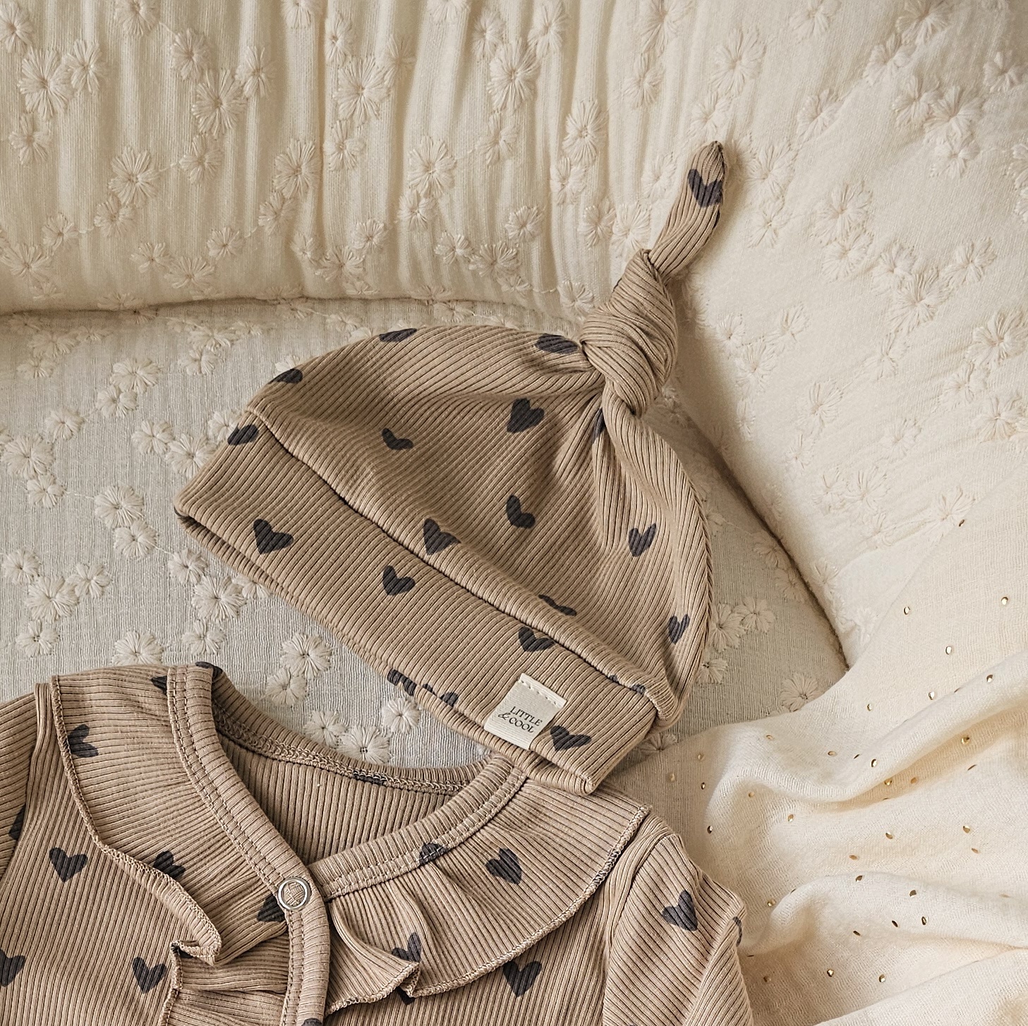 Newborn Mutsje los - Hartjes dark beige rib