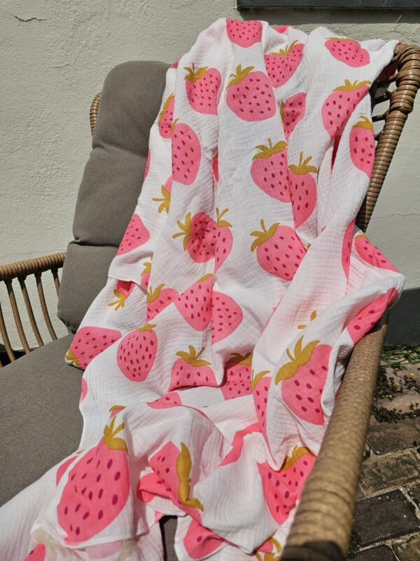 XL Beach Swaddle - STRAWBERRIES Pink