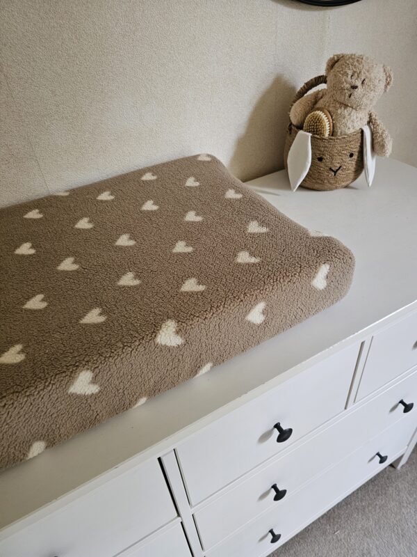 Aankleedkussenhoes -hartjes taupe teddy