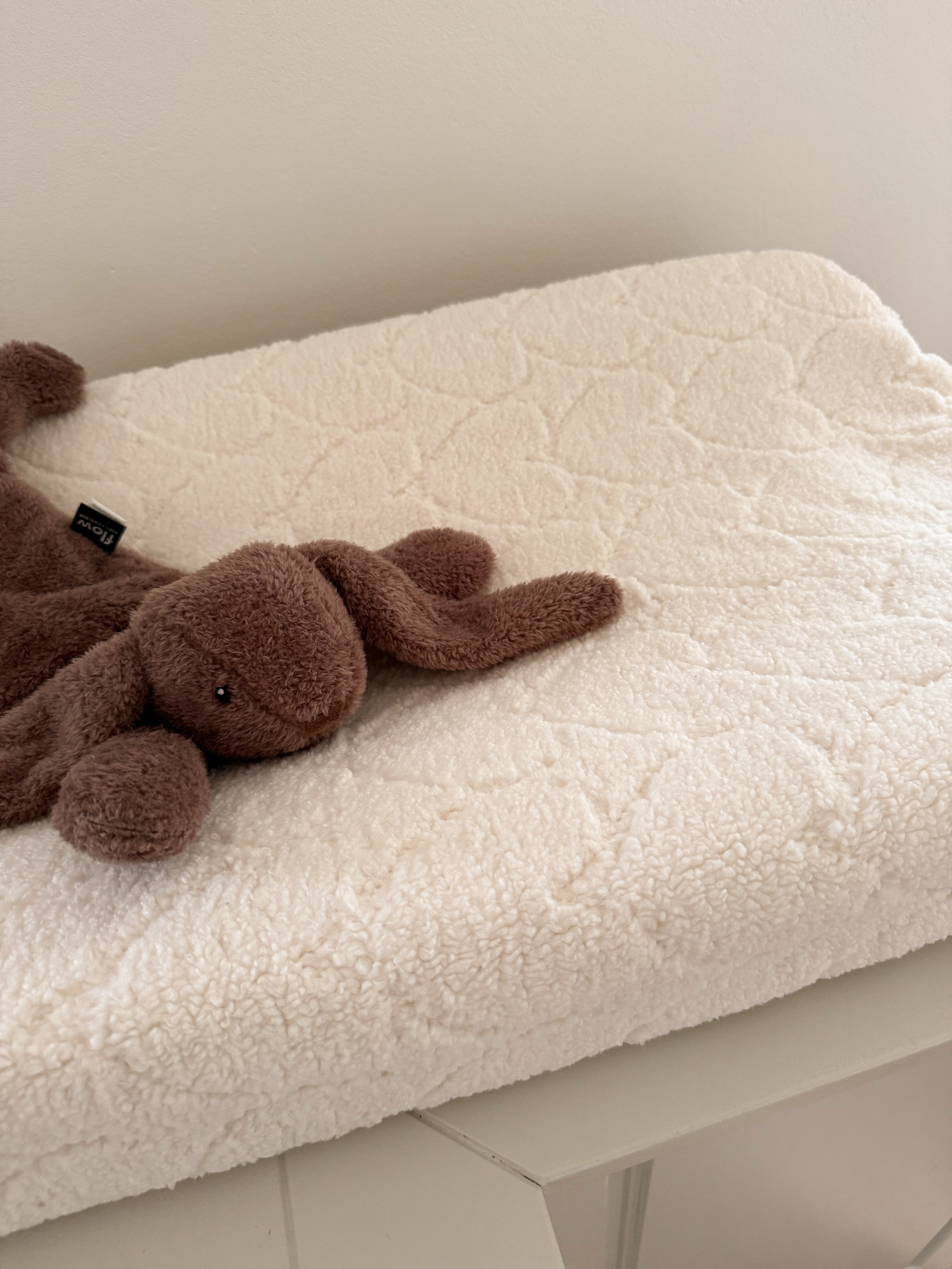Aankleedkussenhoes - grote ecru hartjes teddy