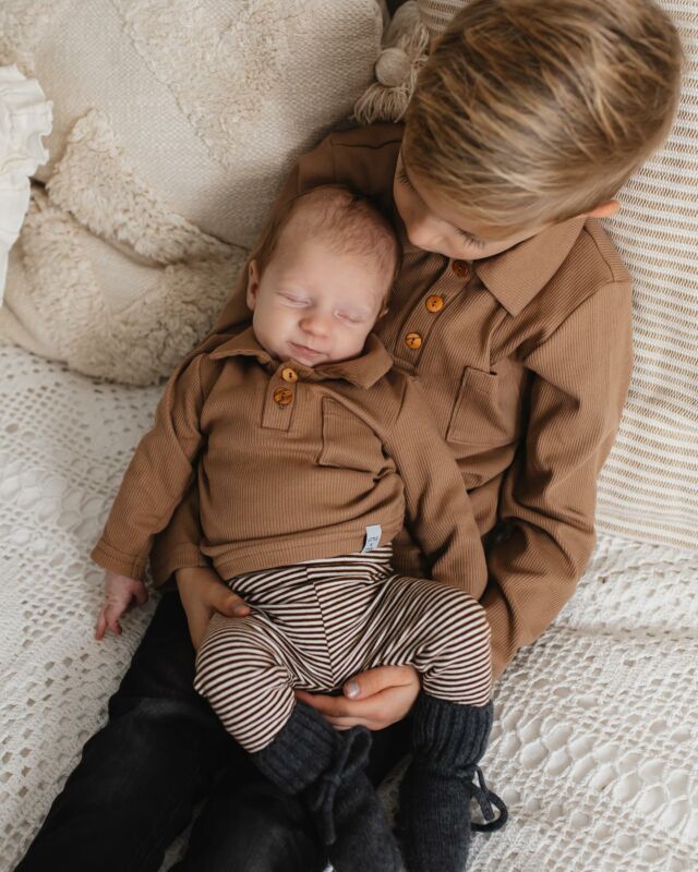 Boys oufitDit blijft toch wel een van de favoriete outfits voor de boys.. en welke grote broer vind dit nou niet stoer de zelfde outfit aan. Je shopt hem vanaf 50 t/m 122..Polo rib cacao
Leggings streep dark Brown
Slofjes dark grey
Mutjes badstof sand
