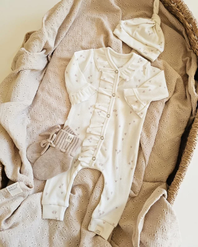 Nieuwe onlineMet de negenmannden beurs hadden we hen mee en mst 2 dagen helemaal uitverkocht.. Maar nu ook online te shoppen..Vinden jullie het ook zo lief pakje?𝗟𝗶𝘁𝘁𝗹𝗲&𝗖𝗼𝗼𝗹 #babyshopping #webshop #Littleandcool #babykleertjes #babykleding #babygirl #babyboy #babymeisje #babyjongen #newborn #babycadeau #newbornbaby #ootdbaby #babymusthaves #mamaworden #zwanger #babyopkomst #babyuitzet #baby #new #spring #newcollection
