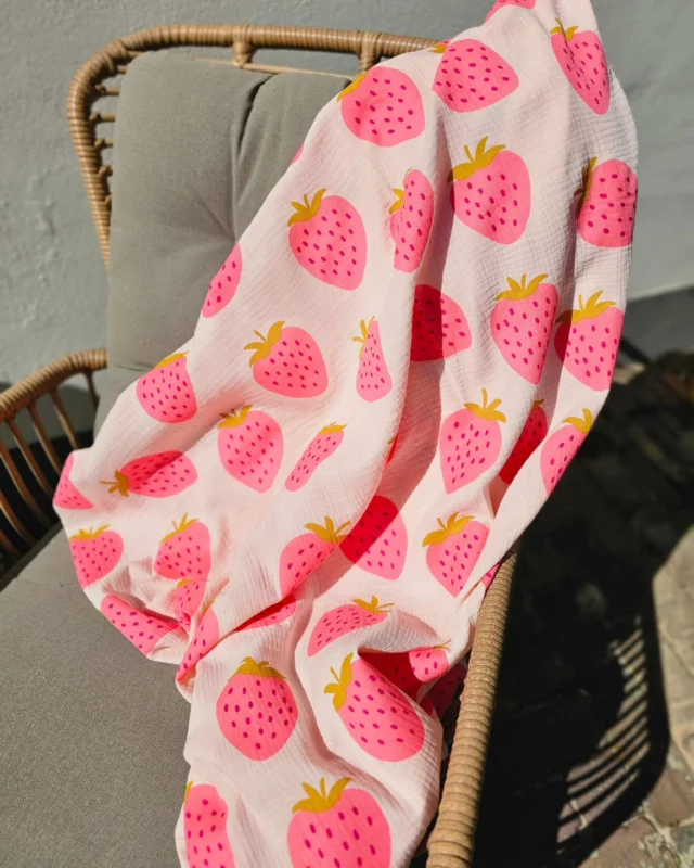 XL Beach SwaddleEen echte musthave voor je kleintje maar ook zeker voor heel het gezin! De XL Beach Swaddles zijn extra groot. Gebruik ze als strandlaken, tafelkleed, picknickkleed, om onder te slapen op warme dagen of als laken over bijvoorbeeld je loungebank in de tuin. Uiteraard neem je ze ook mee als je op vakantie gaat en laat je de grote badhanddoeken vanaf nu thuis. Ze zijn gemaakt van hoogwaardige zachte mousseline.Maat 200×130