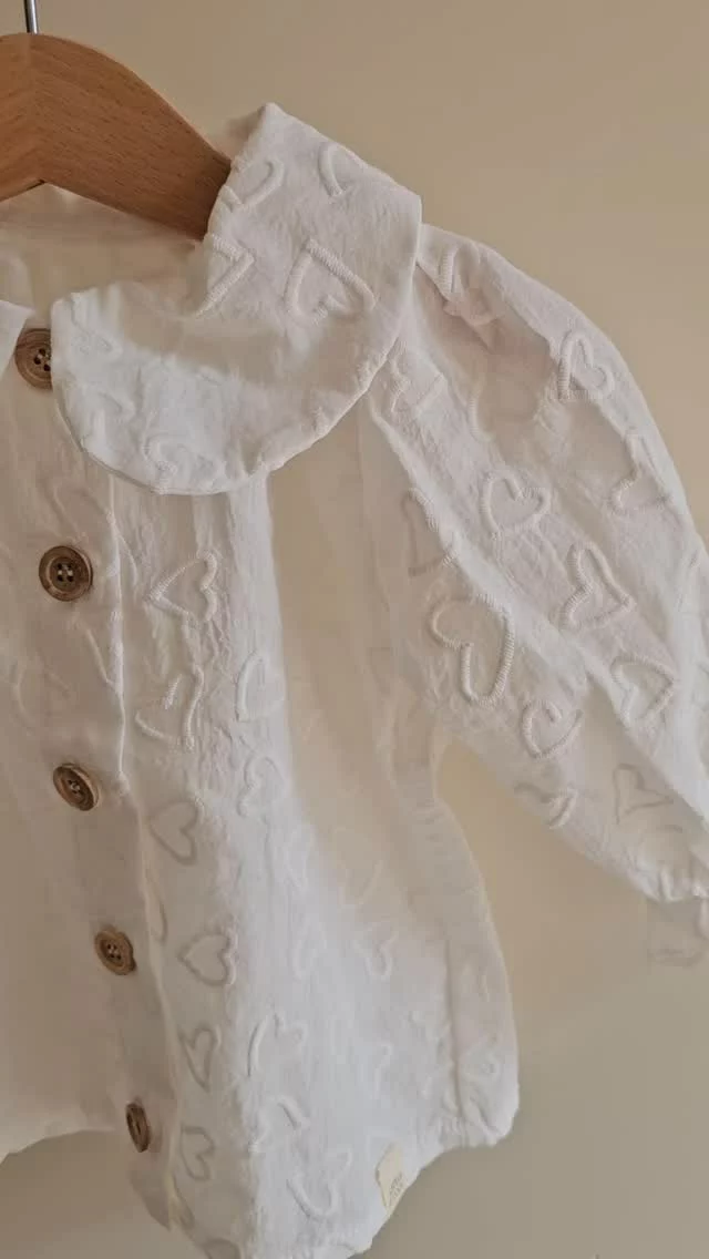 🩷 Nieuw online 🩷Kijk eens wat er binnen kwam.. Dit blouse wil je toch voor je kleintje.Zal ik hem vandag nog online zetten?