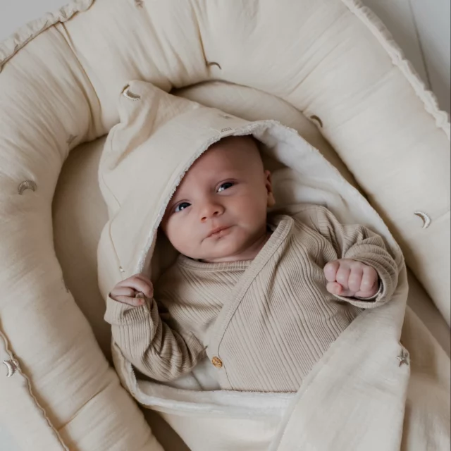 BabynestjeVerkrijgbaar in mooie naturel kleuren en gemaakt van een heerlijke zachte stof. Het babynestje is te gebruiken van 0 tot 9 maanden, afhankelijk van de grote van je baby. Het zal je kleintje een fijn geborgen gevoel geven. Een babynestje kun je overal gebruiken; in de box, op bed (ideaal tijdens de kraamweek), op de bank of neem het lekker mee als je bij iemand op visite gaat! Zo heeft jouw kleintje altijd een heerlijk plekje om te kunnen slapen. Wat ons betreft een echte musthave dus… Tip: het babynestje is ook het perfecte babyshower cadeau! #babyshopping #webshop #Littleandcool #babykleertjes #babykleding #babygirl #babyboy #babymeisje #babyjongen #newborn #babycadeau #newbornbaby #ootdbaby #babymusthaves #mamaworden #zwanger #babyopkomst #babyuitzet #baby