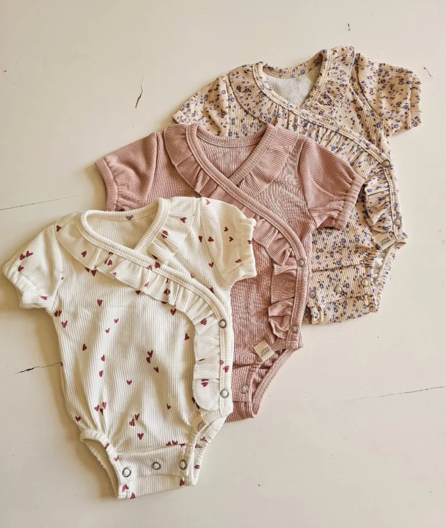 Sneak peekVoor welke zou jij gaan?Dit wil je toch met dit mooie weer voor je baby. We krijgen ze online vanaf maatje 50 t/'m 92Vanavond online
