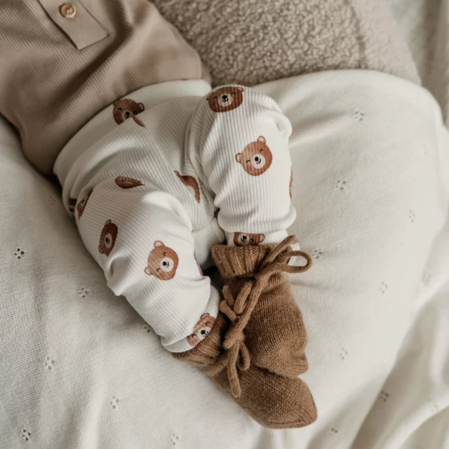 Beertjes 🐻Goed nieuws de leggings met beertjes zijn weer aangevuld. Okk zijn der bijpassende Newborn mutjes verkrijgbaar zo maak je de completen set.De Marino wolle sokjes shop je ook online en die kan je het hele jaar door dragen zo wel met de warme dagen dan met de koude winter dagen.