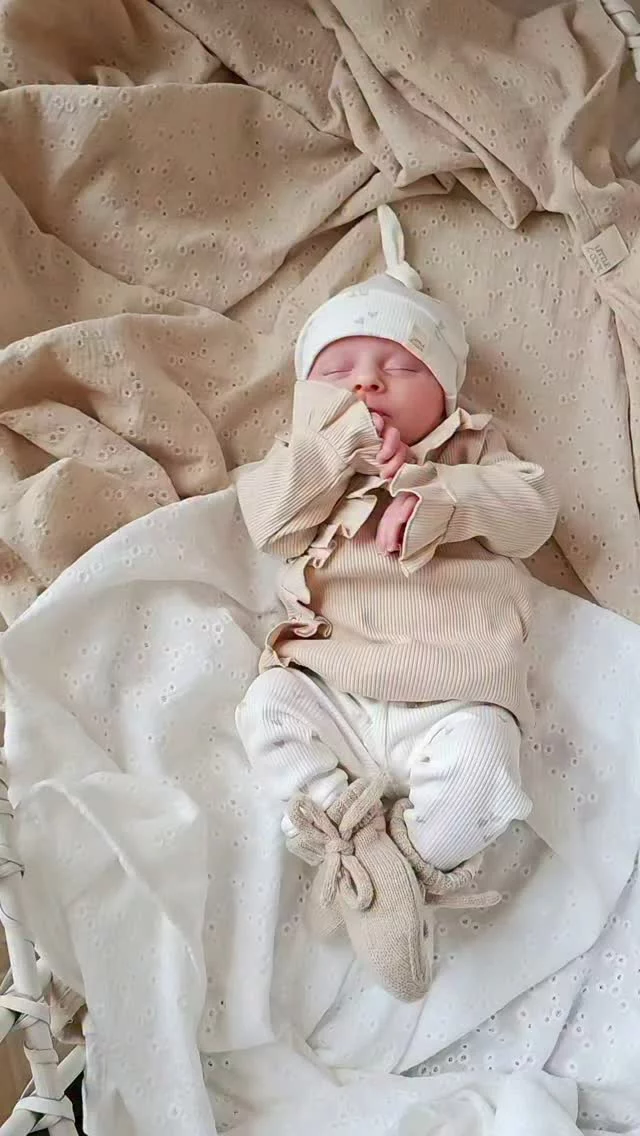 Eerste pakjeDit setje voor heel veel besteld als eerste setje. Super lief en gemaakt van mooie hoogwaardige kwaliteit stoffen alleen het bestellen is het beste voor jou kleintje.#littleandcool
#babykleding
#newborn #babymusthaves #mamaworden #zwanger #babyopkomst #babyuitzet #baby #new#spring #babykleding #babygirl #webshop #Littleandcool #babykleertjes #babyshopping #geluksmomentje