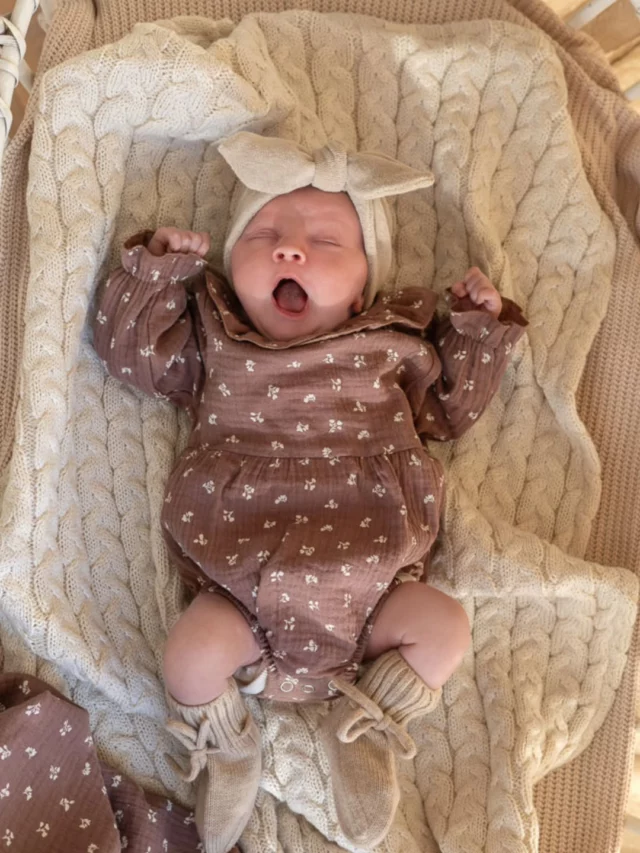 Baby girlHoe lief setje met de schatting blote beentjes. Met de frise dagen ook leuk met een malotje der onder.
We hebben vanaf 50t/m 92#babyshopping #webshop #Littleandcool #babykleertjes #babykleding #babygirl #babymeisje #newbornbaby #ootdbaby #babymusthaves #mamaworden #zwanger #babyopkomst #babyuitzet #baby #new#spring #babykleding #babygirl