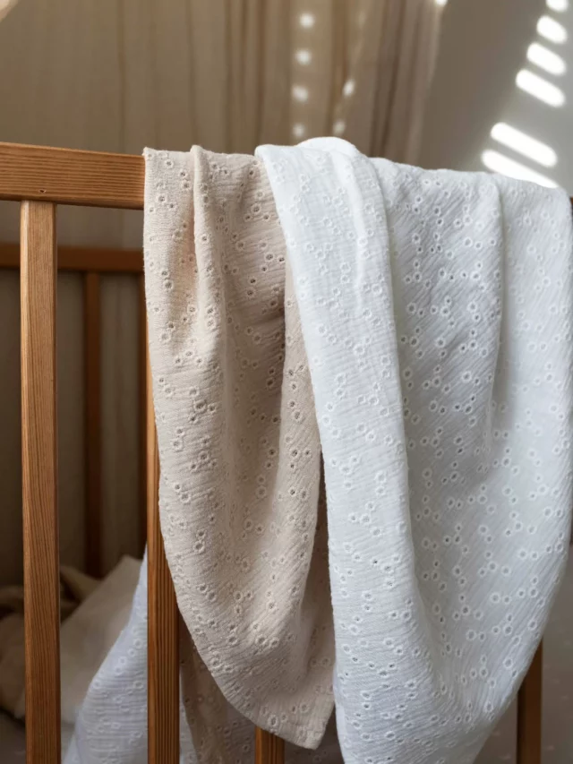 HYDROFIELE DOEKENDe absolute musthave voor je baby! Verkrijgbaar in verschillende kleuren, prints en maten. De mousseline stof staat bekend om zijn zachtheid. Gebruik onze swaddles bijvoorbeeld voor het afdrogen van je kleintje, als spuugdoekje tijdens het voeden, als voedingsdoek tijdens het geven van borstvoeding, voor het verschonen van een luiertje, op warme zomerse dagen als luchtig lakentje etc. Echt een multi functionele doek en laten wij ze nou ook nog eens in hele leuke trendy printjes hebben.Waar gebruik jij de hydrofiele doek voor?
Laat eeb reacties achter meschien is der wel iemand heel blij met jou tip.#babyshopping #webshop #Littleandcool #babykleertjes #babykleding #babygirl #babyboy #babymeisje #babyjongen #newborn #babycadeau #newbornbaby #ootdbaby #babymusthaves #mamaworden #zwanger #babyopkomst #babyuitzet #baby #new#spring #hydrofieledoek