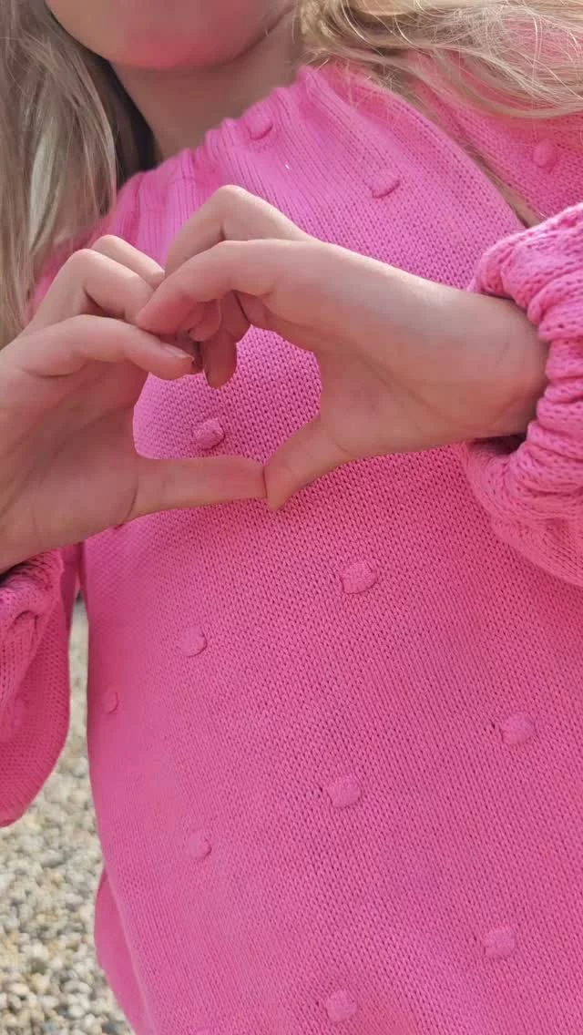 Nieuw onlineNew in de collectie de ballon truien gemaakt van 100% katoen en we hebben hem in 3 kleuren.Heerlijke voor de zomer avonden en in het naarjaar.Vinden jullie hem ook zo leuk?#littleandcool #webshop #Littleandcool #kinderoutfit #meisjeskleding #kidsfashion #newcollection #newonline