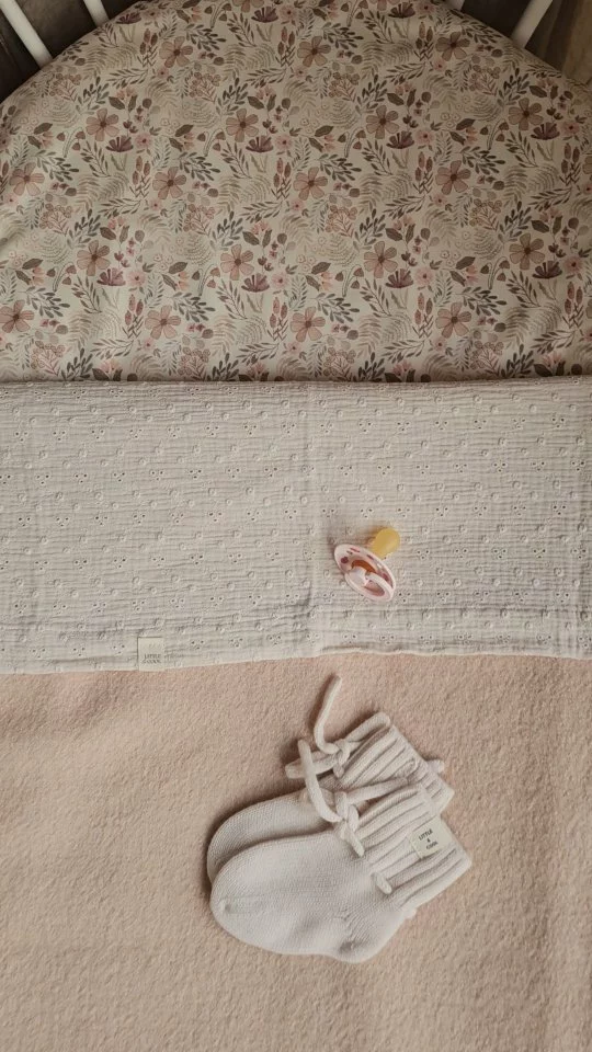 Nieuw online..Deken van 100% wol. En in 4 nieuwe kleuren.Hoe lief is deze set 🩷 hij is ook te bestellen voor in het ledikant en okk nog een bijpassende aankleedkussenhoes.#littleandcool #webshop #babymusthaves #baby #babymeisje newbornbaby