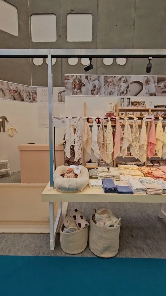 NegenmaandenbeursHet zit er op wat een week maar zo genoten moe maar vol daan. Wil jullie bedanken voor al jullie mooie worden en mooie aankopen. Maar zonder alle mensen die me hebben geholpen was het niet zo succes geweest. Heb genoten alles staat weer opgeslagen voor volged jaar. Voor de beurs zij ik nog dit is de laatste keer wat een gedoe en werk maar als je der dan staat is het zo jammer dat het dan aflopen is dus toch gaan we volgend jaar weer op de zelfde plek.Dank jullie wel 🩷Liefs nadeche en team Little&Cool