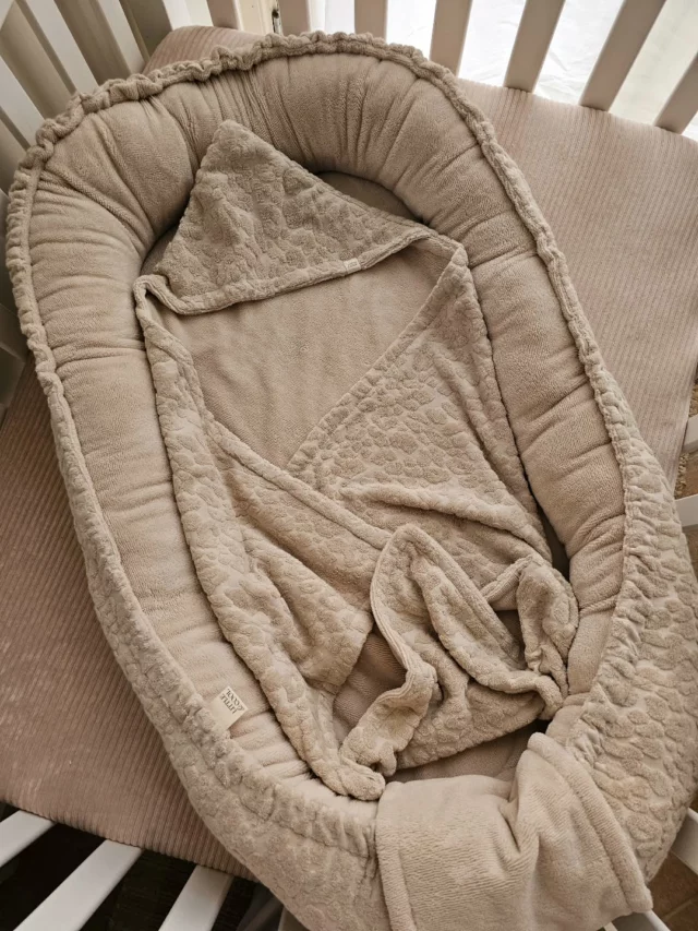 Nieuw onlineKijk nou hoe gaaf is het babynestje met de panter print? Hij is echt heerlijk zacht.Wat vinden jullie der van?#babyshopping #webshop#babynestje #babymusthaves #omslagdoek