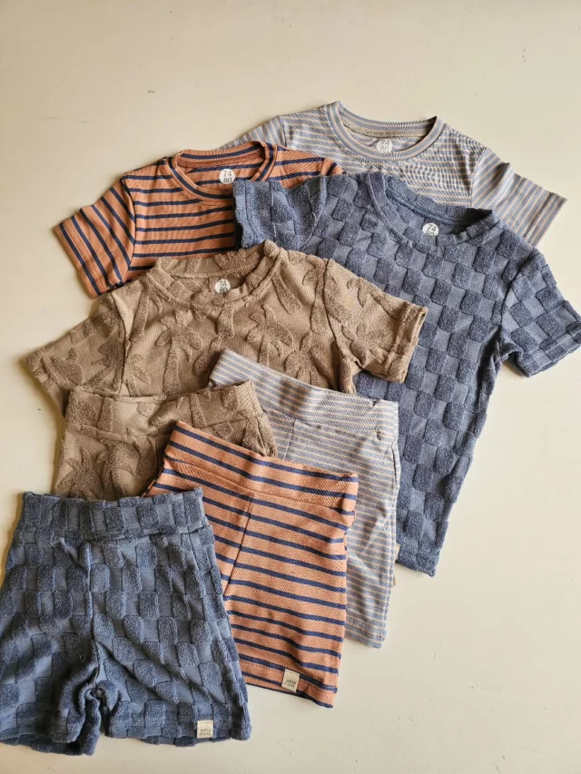 Sneak peekNog even geduld maar volgens week komt de nieuw zomer collectie online.Dit keer gaan we voor stoer en niet te besmetelijke gleuren. Wat vind jij der van en voor welk setje zou jij gaan?#sneakpeek #jongenskleding #zomerfashion #kidsfashion #newcollection