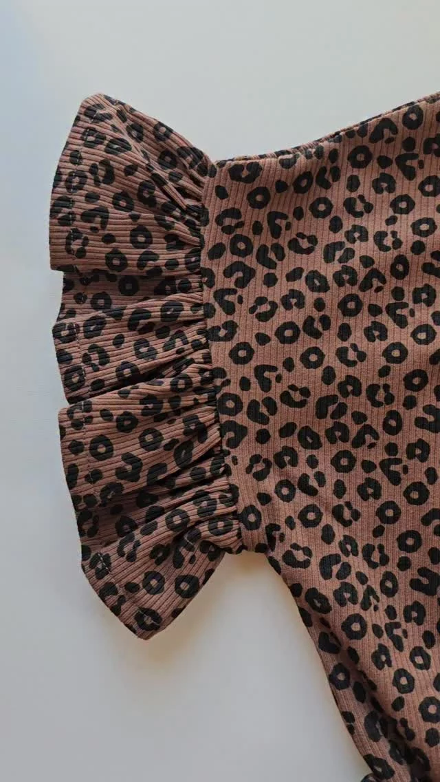 Nieuw onlineWeet niet hoe dit kan maar kwam der achter dat ik het te leuke panter setje vergeten wad online te zetten.Naar goed nieuws je shopt hem nu online..Dit setje wil je toch voor je dochter?Ik hou der zelf helemaal nel panter vel🥰#meisjeskleding #kinderoutfit #kidsfashion #handgemaakt #panter