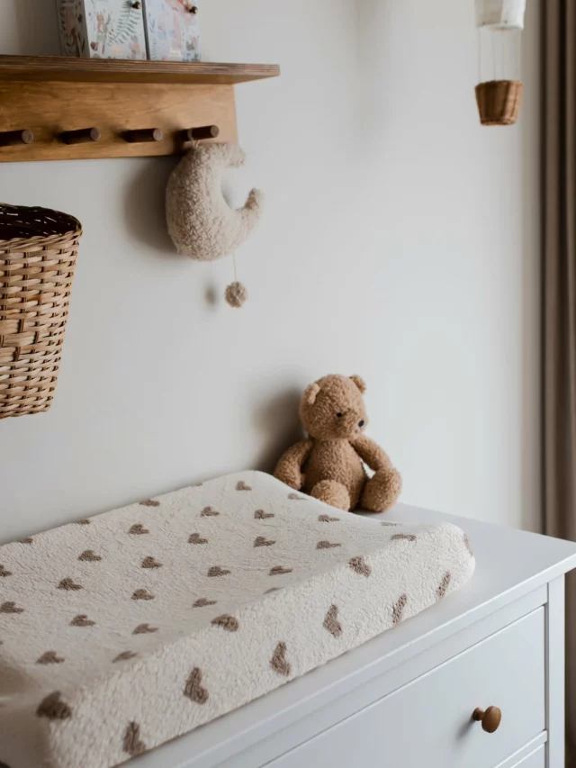 Teddy aankleedkussenhoes 🩷We krijgen vaak de vraag is het niet te warm voor het voorjaar en zomer de teddy hoezen. Zeker niet juist heerlijk zacht voor de plotte huid en als je kleintje uit bad komt is het al snel fris voor een kleintje en dan wil je niets liever dan op eeb heerlijk zacht plekje liggen.De hoezen zijn gemaakt met een helastieke band aan de onderkant en zo sluiten ze mooi aan bij elke kussen zo wel voor de Hema Prénatal maar ook de babejou en enz.#babykamer #aankleedkussenhoes #babykamerinrichting #handgemaakt #hartjes