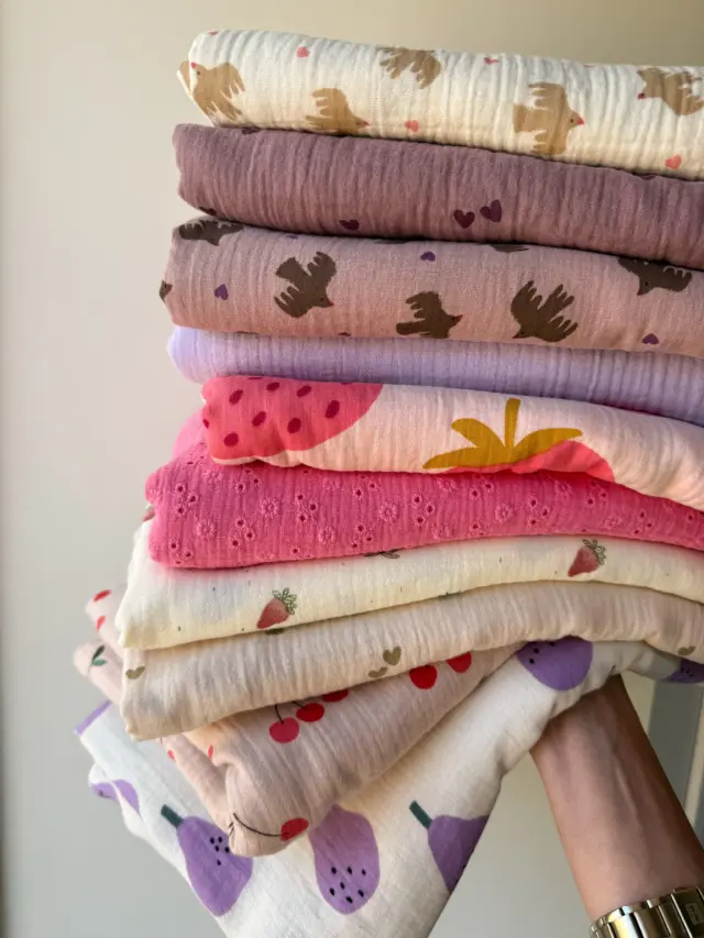 XL Beach SwaddleJa we hebben een paar leuke nieuw XL Beach Swaddle online gezet en alleen vanavond nog 15% korting op alle hydrofiele doeken.Je hebt geen code nodig.#swaddle #babyuitzet #swaddle #strandlaken #musthave