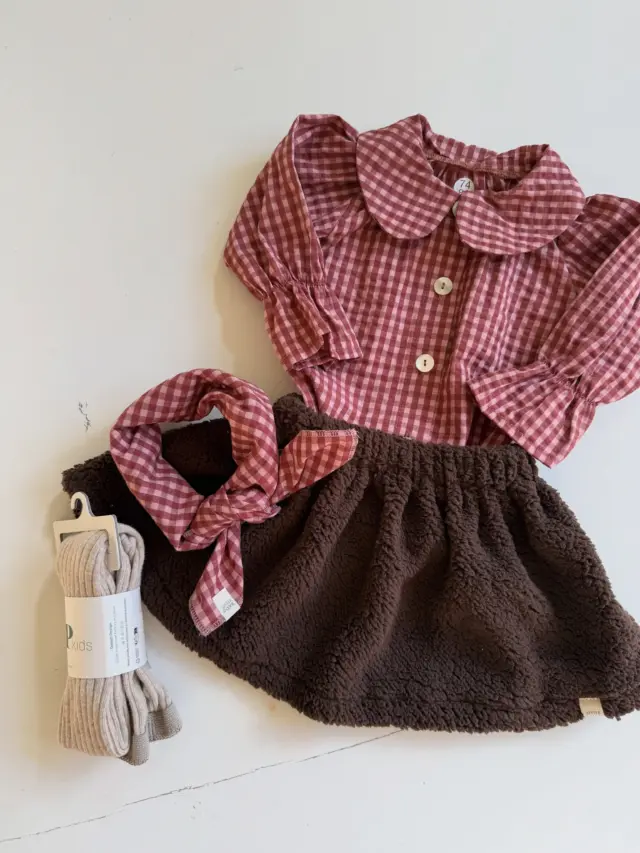 Sneak PeekJa daar is die dan hoor de eerste sneak peek.Voor welke outfit zou jij gaan?#wıntercollection #handgemaakt #kinderkleding #meisjeskleding