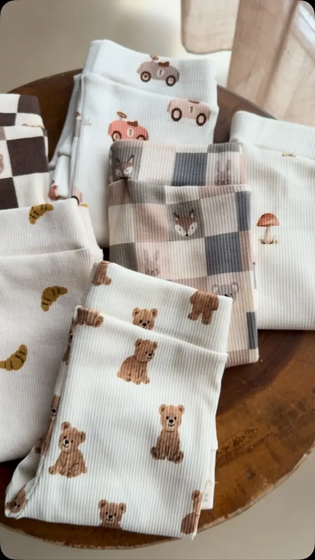 Sneak Peek..Ja der komt weer een nieuw collectie aan en ook leuke broekjes voor de stoere boys. Voor welke zou jij gaan?#babykleding #kinderkleding #handgemaakt #babymusthaves #nieuwecollectie