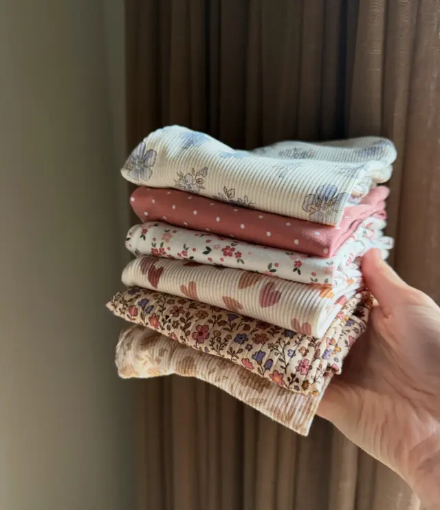 Nieuw onlineAfgelopen 2 weken kreeg ik zo veel berichtjes waneer de nieuwe collectie online kwam en niet normaal veel vragen naar de leggings.. kijk eens een heel stapeltjes met nieuw printjes..Voor welke zou jij gaan?#nieuwecollectie #kidskleding #meisjeskleding #wıntercollection #leggings