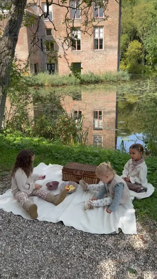 Dit is toch een sprookje. De schoot van vandaag ging zo goed de modelletjes waren zo lief en zo zoet ben zo benieuwd naar de beelden maar het kan niet anders daal heel leuk zijn.De collectie shop je al online 🥰#webshop #littleandcool #kinderkleding #handmade