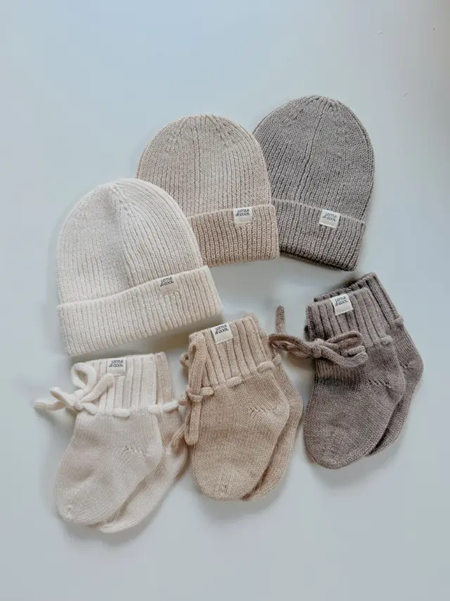 Nieuw onlineVanaf nu shop je niet alleen slofjes maar ook Merino wol beanie
Het staat niet alleen heel schattig maar zijn ook nog eens heel fijn heerlijk warm en zelf reinigend. Maat 0-6 maandenVoor welke kleur zou jij gaan?#wol #babygirl #bsbyboy #bsbyuitzet
