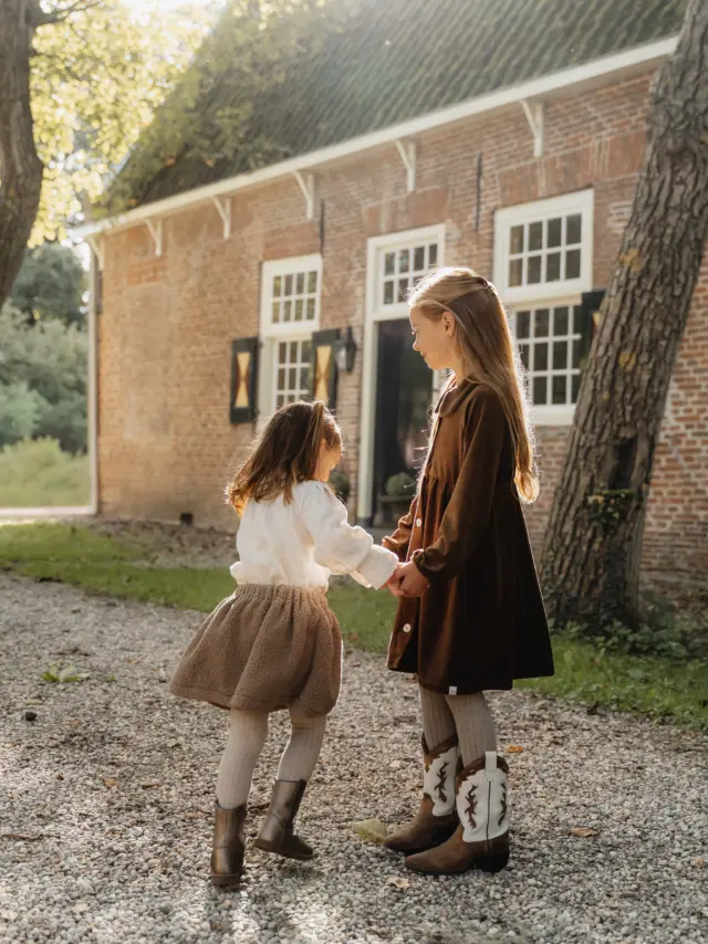 Wintercollectie100 tinten want ja bruin is het nieuwe beige. Wat vinden jullie van de nieuw wintercollectie? Afgelopen weken was het nog zo warm dat we het nog niet nodig hadden maar volgende week word het toch echt kouder en kunnen we de lange mauwen wel gebruiken.#wıntercollection #meisjeskleding #handgemaakt #kidsfashion #peuterkleding