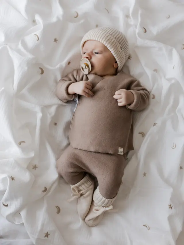 Nieuw onlineOnze nieuw geweldige nieuw pakje gemaakt van 100% fleece katoen bio heerlijk warm en mega zacht dit wil je toch voor je kleintje de setje zijn der in 50/56 en 62/68 en je shopt ze nu online.Voor welke zou jij gaan?